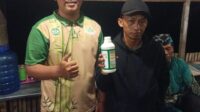 Kabupaten Kepahiang, mnctvano.com – Pada tanggal 16 Juni 2025, sebuah acara penting digelar di Aula Wisata Tebing Wetan, Kecamatan Kabawetan, Kabupaten Kepahiang. Acara ini dihadiri oleh beberapa pihak terkait, antara lain Abdul Rahman selaku Kepala Cabang, Indrianto sebagai Agronomis, Miswadi, Romlan A. Gani, dan Ancha sebagai Mitra Kecamatan Kepahiang, serta Yarpin dan Sandes, Mitra Kecamatan Muara Kemumu, dan Dori serta Jojon dari Kecamatan Seberang Musi.

Rangkaian acara ini mencakup program demplot (demonstrasi plot) yang berfokus pada budidaya kopi untuk Kecamatan Kabawetan di kebun milik Romlan. Selain itu, tanaman anggur, stroberi, dan pepaya juga akan ditanam sebagai bagian dari demplot di area Wisata Tebing Wetan. Program ini bertujuan untuk memaksimalkan hasil pertanian sekaligus memperkenalkan teknologi pupuk organik kepada petani setempat. 
Abdul Rahman menyampaikan bahwa Pupuk Hantu merupakan pupuk organik cair yang diformulasikan untuk meningkatkan pertumbuhan serta hasil panen tanaman. Pupuk ini juga dikenal sebagai ZPT (Zat Pengatur Tumbuh) hormon yang cocok untuk berbagai jenis tanaman, mulai dari sayuran, buah-buahan hingga tanaman hias.

Terdapat tiga varian utama Pupuk Hantu yang diperkenalkan dalam kegiatan tersebut, yaitu Pupuk Hantu Multiguna, Jimmy Hantu, serta Jago Tani. Ketiga varian ini dirancang untuk memenuhi berbagai kebutuhan pertumbuhan dan pembuahan tanaman dengan manfaat sebagai berikut:

Meningkatkan Pertumbuhan Tanaman:
Membantu mempercepat pertumbuhan akar, tunas, dan daun. Selain itu, mendukung pembentukan bunga dan buah secara optimal.
Memperbaiki Struktur Tanah:
Mengembalikan kualitas tanah yang rusak dan meningkatkan kesuburan tanah secara berkelanjutan.
Meningkatkan Hasil Panen:
Mempercepat proses pematangan buah, memperbaiki kualitas hasil panen seperti rasa, tekstur, dan aroma, serta meningkatkan produktivitas secara keseluruhan.
Selain efektif dalam menyuburkan tanaman dan meningkatkan hasil panen, Pupuk Hantu juga diklaim aman digunakan untuk lingkungan. Dengan demikian, inovasi ini diharapkan membantu petani Kabupaten Kepahiang mencapai tingkat produktivitas yang lebih tinggi tanpa mengorbankan ekosistem sekitar.

“Kami percaya program ini tidak hanya berdampak pada sektor pertanian Kabupaten Kepahiang saja, melainkan juga dapat menjadi contoh nasional,” tutup Abdul Rahman kepada awak media Jejakeadilan seusai pertemuan diaula Wisata Tebing Wetan. (Tian)