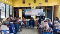 MNCTVANO.COM– Pemerintah Desa Suro Ilir, Kecamatan Ujan Mas, Kabupaten Kepahiang, resmi menggelar Musyawarah Desa (Musdes) dalam rangka persiapan pelaksanaan kegiatan pembangunan tahun anggaran 2026. Acara yang berlangsung pada Senin (27/4/2026) ini bertempat di Balai Desa Suro Ilir. ​Kegiatan ini menjadi langkah awal transparansi dan kesiapan desa dalam mengelola Dana Desa (DD) agar tepat sasaran dan sesuai dengan regulasi yang berlaku. ​Musyawarah ini dihadiri langsung oleh Kepala Desa Suro Ilir, Herdiyanto, beserta seluruh jajaran perangkat desa. Turut hadir pula dalam forum tersebut, ​Ketua BPD beserta anggota, ​Camat Ujan Mas dan jajaran, ​Kapolsek Ujan Mas beserta anggota. ​Perwakilan Dinas PMD Kabupaten Kepahiang, ​Tim Ahli dan Pendamping Desa, ​Bhabinsa dan Bhabinkamtibmas, ​Tokoh masyarakat, tokoh agama, serta tokoh pemuda setempat. ​Dalam keterangannya kepada awak media di sela-sela acara, Kepala Desa Suro Ilir, Herdiyanto, menjelaskan bahwa pada tahun anggaran 2026 ini, fokus utama pembangunan fisik adalah infrastruktur pengamanan lingkungan. ​”Untuk pekerjaan fisik tahun ini, kami akan melaksanakan pembangunan pelapis tebing sepanjang 80 meter yang berlokasi di Dusun 3. Hal ini merupakan kebutuhan mendesak untuk menjaga stabilitas tanah dan infrastruktur di area tersebut,” ujar Herdiyanto. ​Selain pembangunan fisik, Desa Suro Ilir juga tetap berkomitmen mendukung program prioritas pemerintah pusat terkait kedaulatan pangan. ​”Sementara itu, untuk program ketahanan pangan, Desa Suro Ilir masih akan melaksanakan penanaman jagung. Ini adalah bentuk dukungan nyata kami terhadap program pemerintah pusat dalam menjaga stabilitas pangan nasional melalui skala desa,” tambahnya. ​Melalui musyawarah pra-pelaksanaan ini, diharapkan seluruh lapisan masyarakat dan stakeholder terkait dapat bersama-sama mengawasi jalannya pembangunan. Kades Herdiyanto menekankan bahwa penggunaan anggaran Dana Desa (DD) 2026 ini akan dilakukan secara transparan dan akuntabel demi kemajuan Desa Suro Ilir yang lebih baik. Kaperwil.tintian efendi