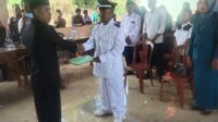 DEMOKRASI BERKELANJUTAN: Pelantikan Kades PAW Sugiharto Air Pesi Berjalan Aman dan Kondusif KEPAHIANG – Suasana penuh khidmat dan damai menyelimuti proses pelantikan Kepala Desa Pergantian Antar Waktu (PAW) Desa Air Pesi, Kecamatan Seberang Musi, Kabupaten Kepahiang. Acara yang menjadi tonggak baru bagi pemerintahan desa ini berjalan dengan sangat tertib, aman, dan kondusif, dihadiri oleh berbagai unsur masyarakat dan pejabat terkait. Bapak Sugiharto yang akrab disapa Sugik, resmi dilantik untuk memimpin Desa Air Pesi hingga tahun 2029 mendatang. Pelantikan ini merupakan kelanjutan dari hasil pemilihan yang telah dilaksanakan sebelumnya, di mana beliau berhasil meraih kepercayaan masyarakat dengan perolehan suara yang signifikan. Kegiatan berlangsung lancar tanpa adanya gangguan apapun. Hal ini menunjukkan tingginya kesadaran dan kedewasaan politik warga Desa Air Pesi dalam menjaga persatuan dan kerukunan. Kehadiran unsur Kecamatan, Kepolisian, TNI, serta jajaran pemerintahan desa turut memastikan seluruh rangkaian acara berjalan sesuai dengan aturan dan tata tertib yang berlaku. Dalam kesempatannya, Camat Seberang Musi beserta pihak terkait menyampaikan harapan agar kepala desa yang baru dilantik dapat bekerja maksimal, mengayomi seluruh warga tanpa membeda-bedakan, serta melanjutkan program-program pembangunan yang telah direncanakan demi kemajuan desa yang lebih baik. Sementara itu, Sugiharto menyampaikan rasa syukur dan terima kasih yang mendalam atas kepercayaan yang diberikan. Beliau berjanji akan mengemban amanah ini dengan penuh tanggung jawab, bekerja keras, dan mengajak seluruh elemen masyarakat untuk bahu-membahu membangun Desa Air Pesi menjadi lebih maju, sejahtera, dan bermartabat. Semoga dengan kepemimpinan yang baru ini, Desa Air Pesi semakin berkembang dan masyarakatnya semakin harmonis.